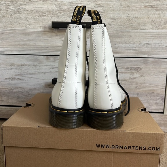 White Dr. Martens boots - Picture 2 of 5